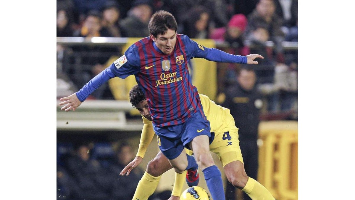 Messi se lleva el balón ante el defensa argentino del Villarreal Mateo Musacchio.