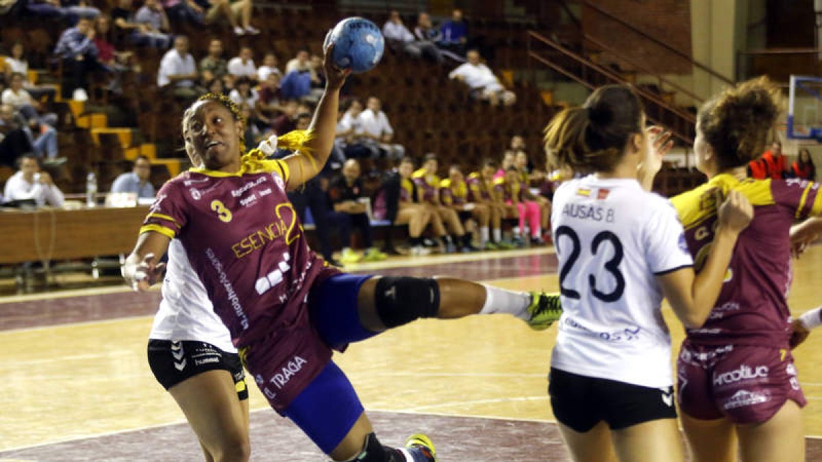 La lateral cubana Aylin Martínez fue clave con sus goles para la remontada del Cleba. MARCIANO