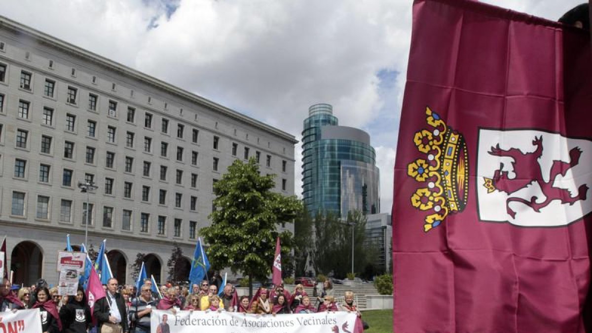 Una bandera de León en una protesta.