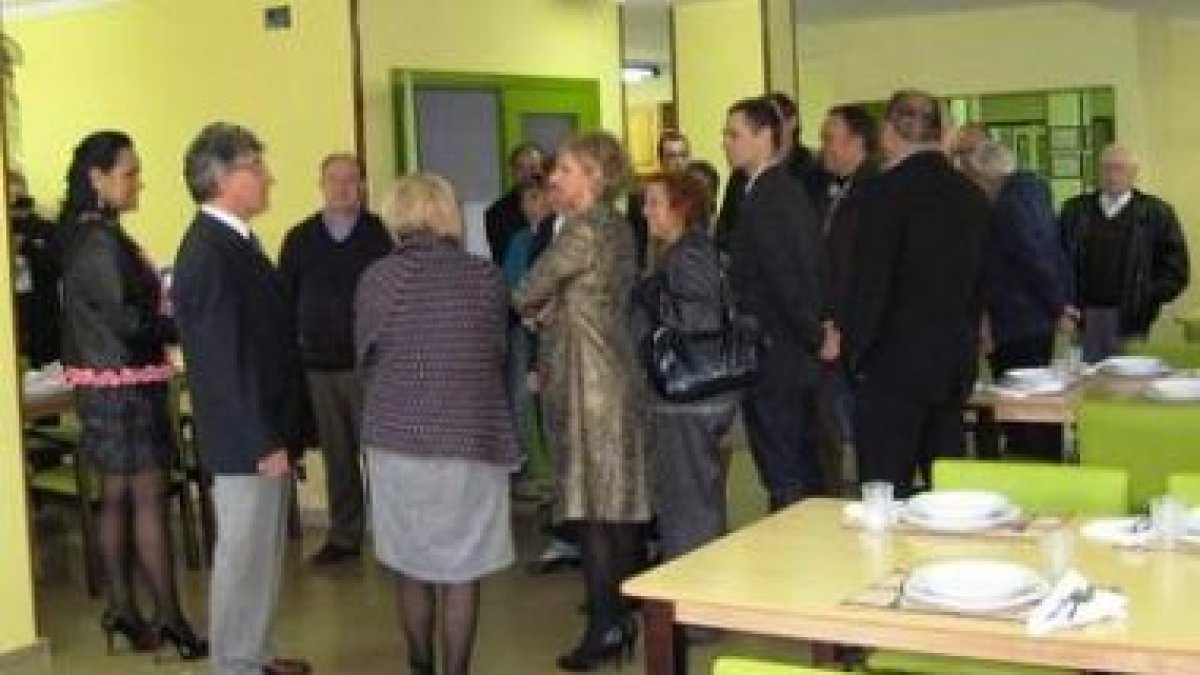 El alcalde (izquierda), ayer junto a miembros de la corporación y responsables de Clece.