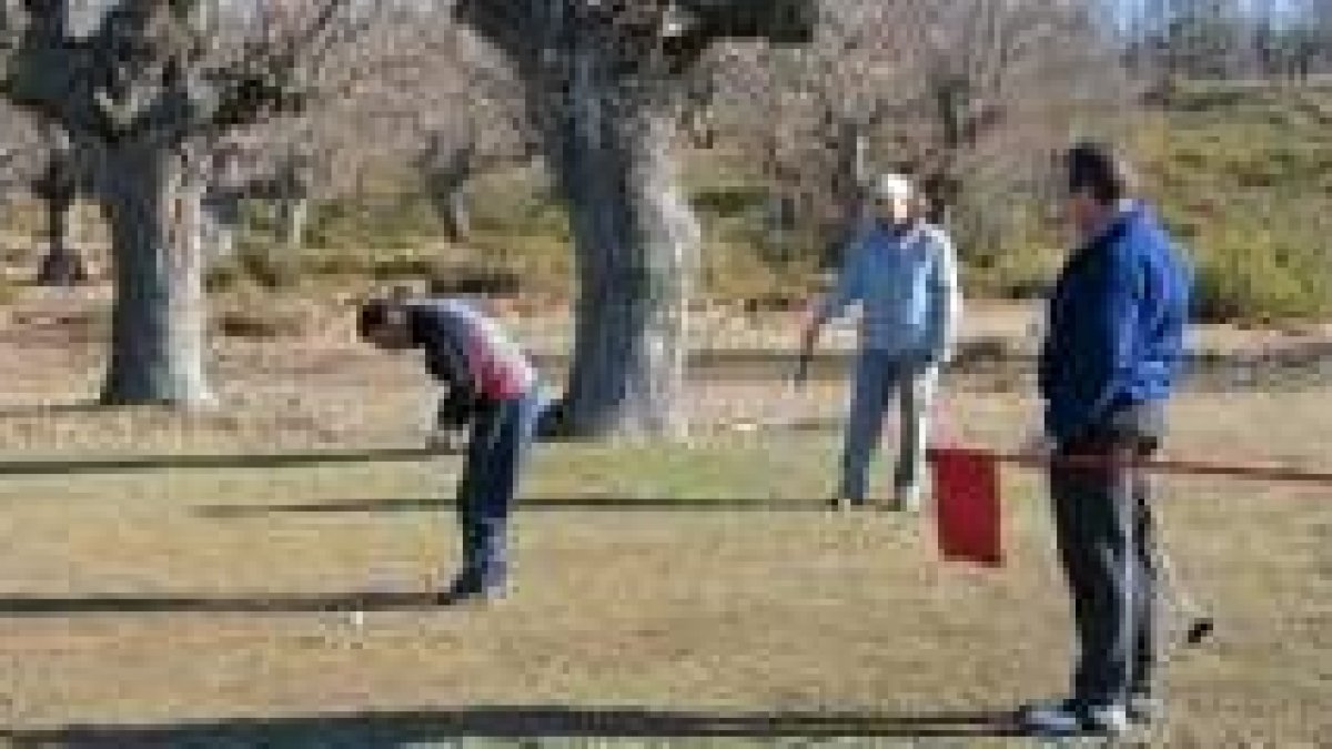 Tres de los participantes en el torneo finalizando un recorrido
