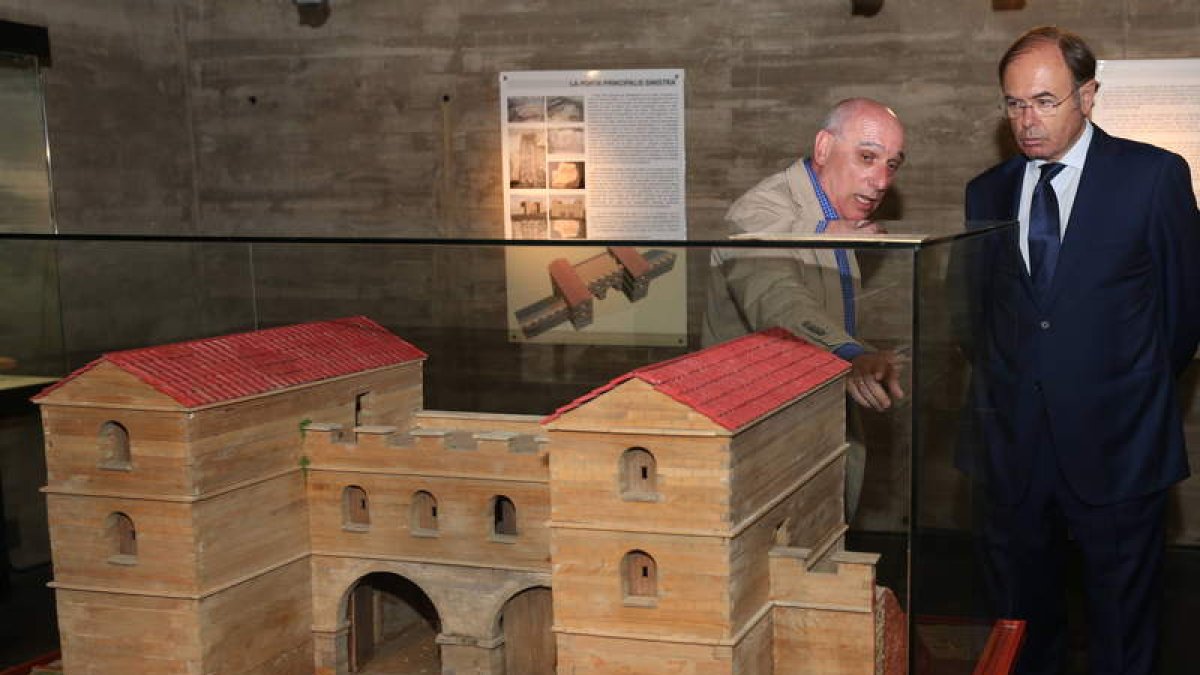 García Escudero atiende las explicaciones del arqueólogo municpial, ayer en Puerta Castillo.
