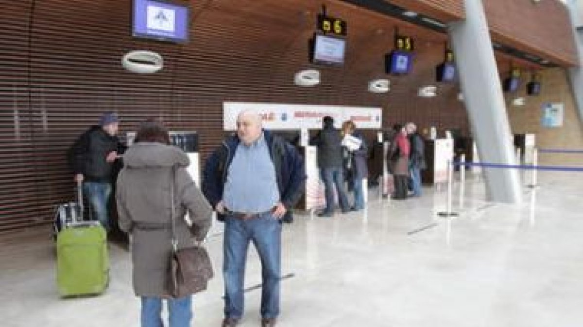 Tensión y caras tristes entre los pasajeros que deberían haber despegado a París ayer por la mañana.