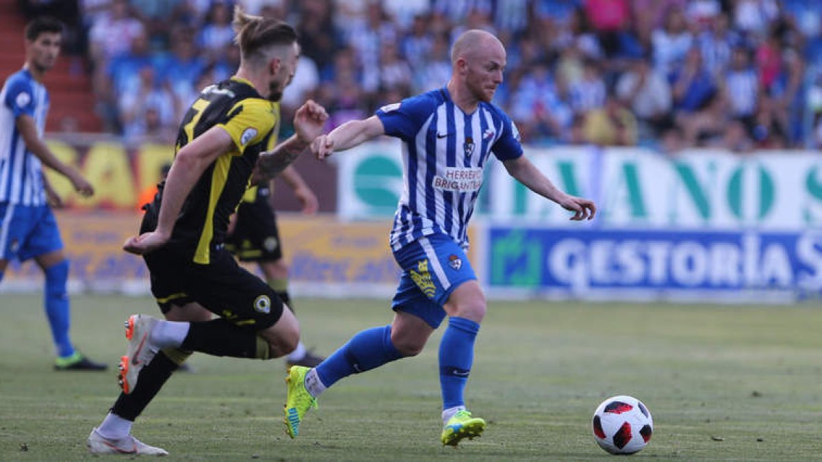 El futbolista de la SD Ponferradina Isi Palazón conduce el balón en un lance del encuentro jugado en El Toralín. L. DE LA MATA/ANA F. BARREDO