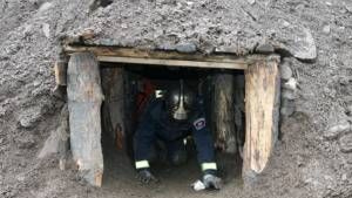 Uno de los bomberos sale de la galería excavada en el simulacro