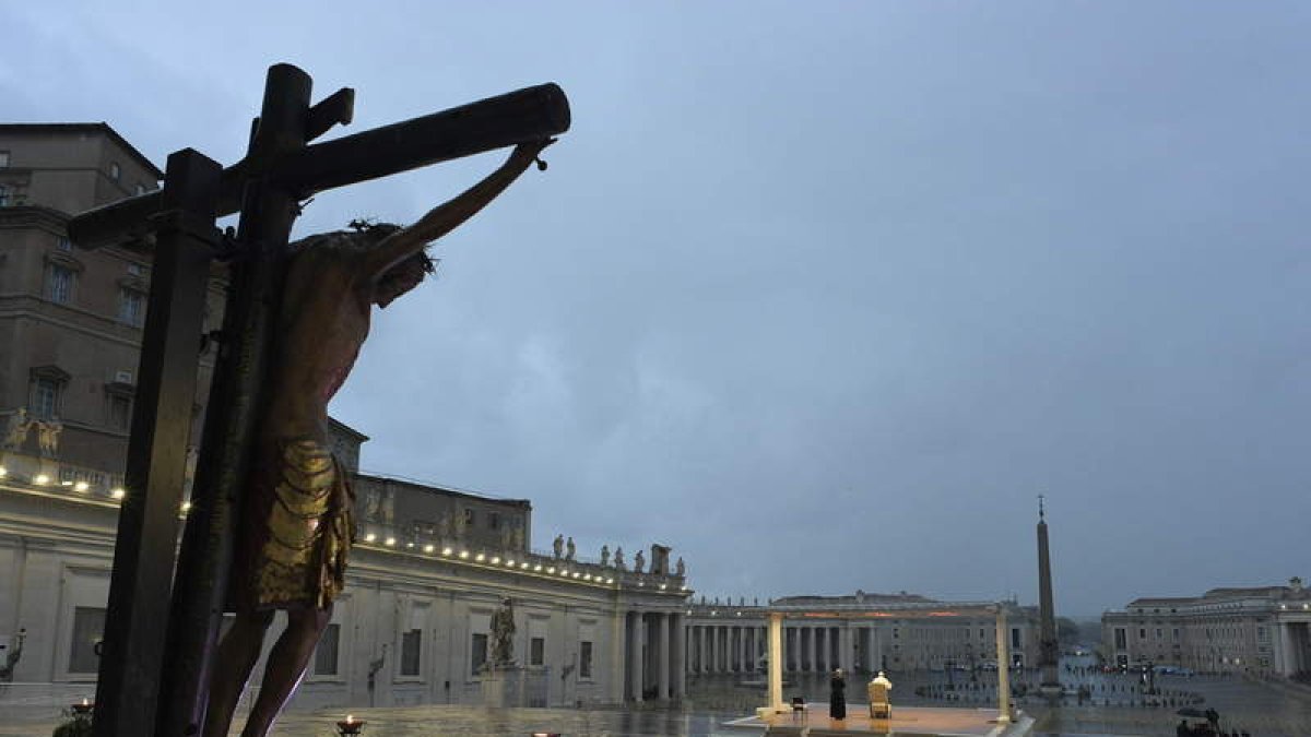 El papa ante una Plaza de San Pedro totalmente vacía, ayer.
