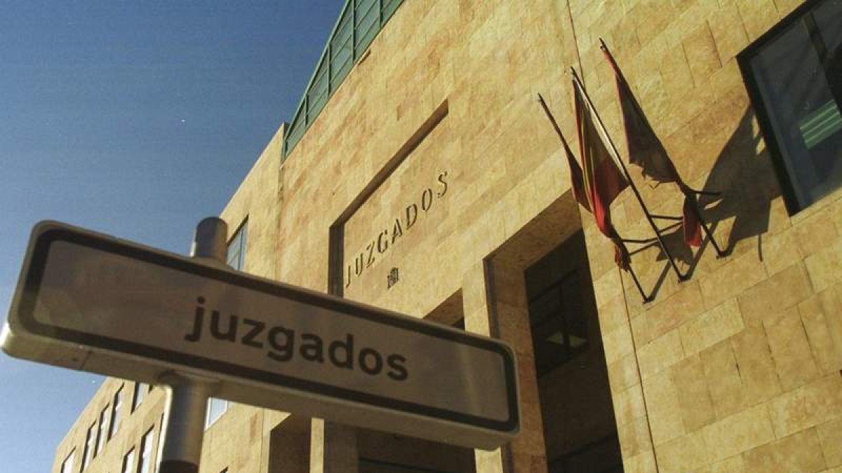 Entrada de los Juzgados de León. JESÚS F. SALVADORES