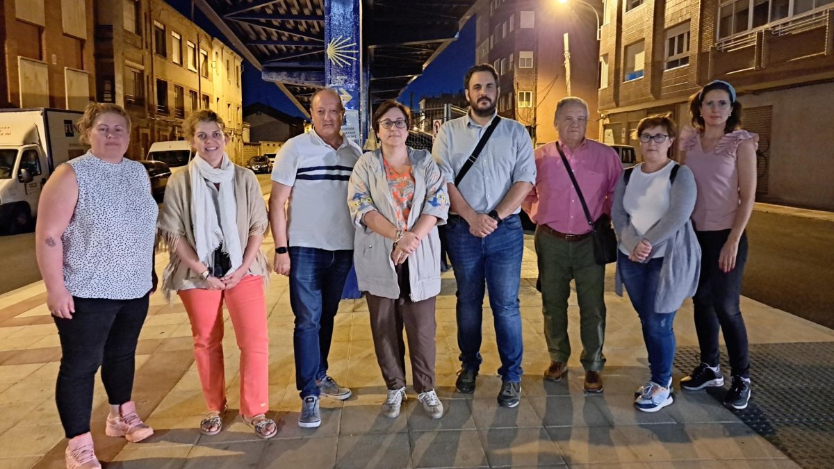 Esperanza Crespo, Liliana Izquierdo, Manuel Ángel García Aller, Camino Cabañas, Benjamín Fernández, Máximo Muñiz, Katya Badeso (pedánea de San Andrés) y María Aurora Flórez. DL