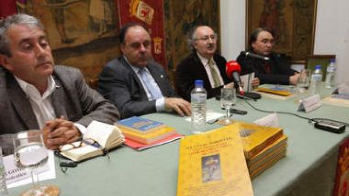 Javier Gómez, coordinador del libro; Rafael Álvarez, presidente de la Casa; el poeta Antonio Colinas