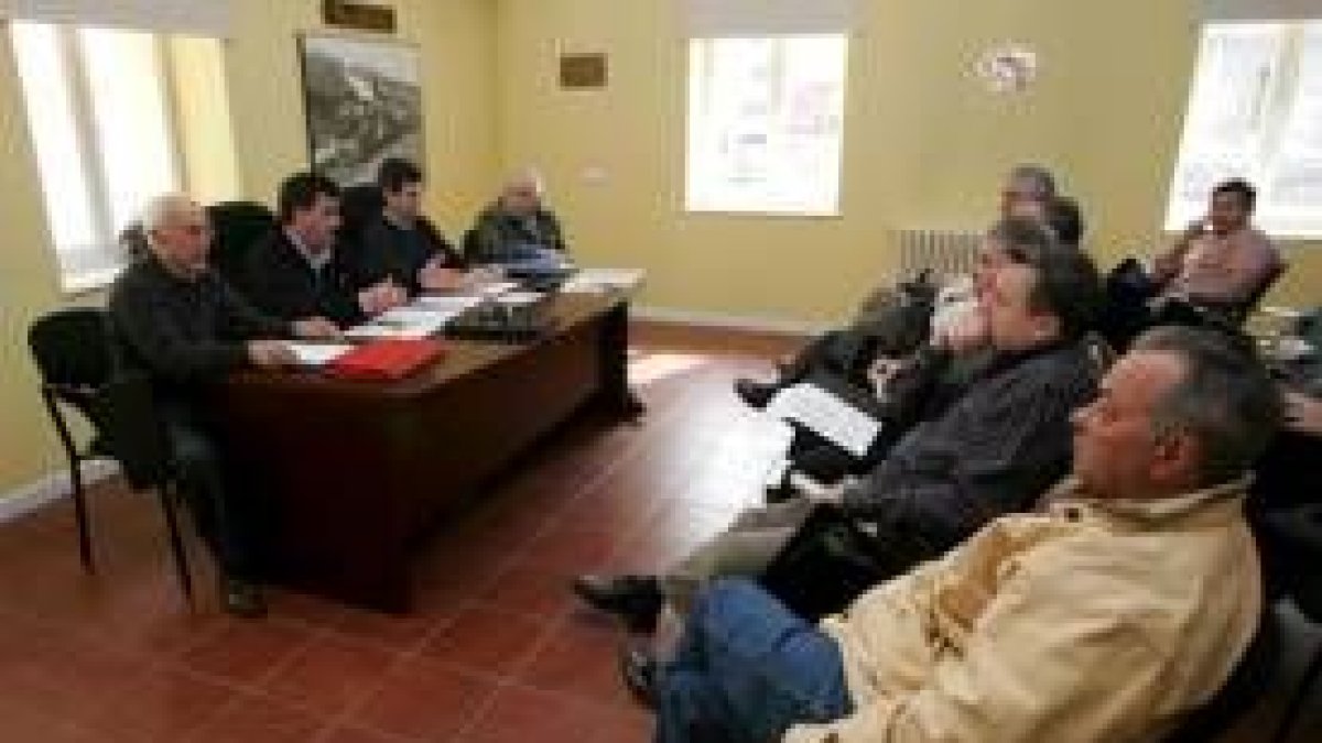 La imagen muestra la asamblea de Amigos del Ferrocarril del Bierzo