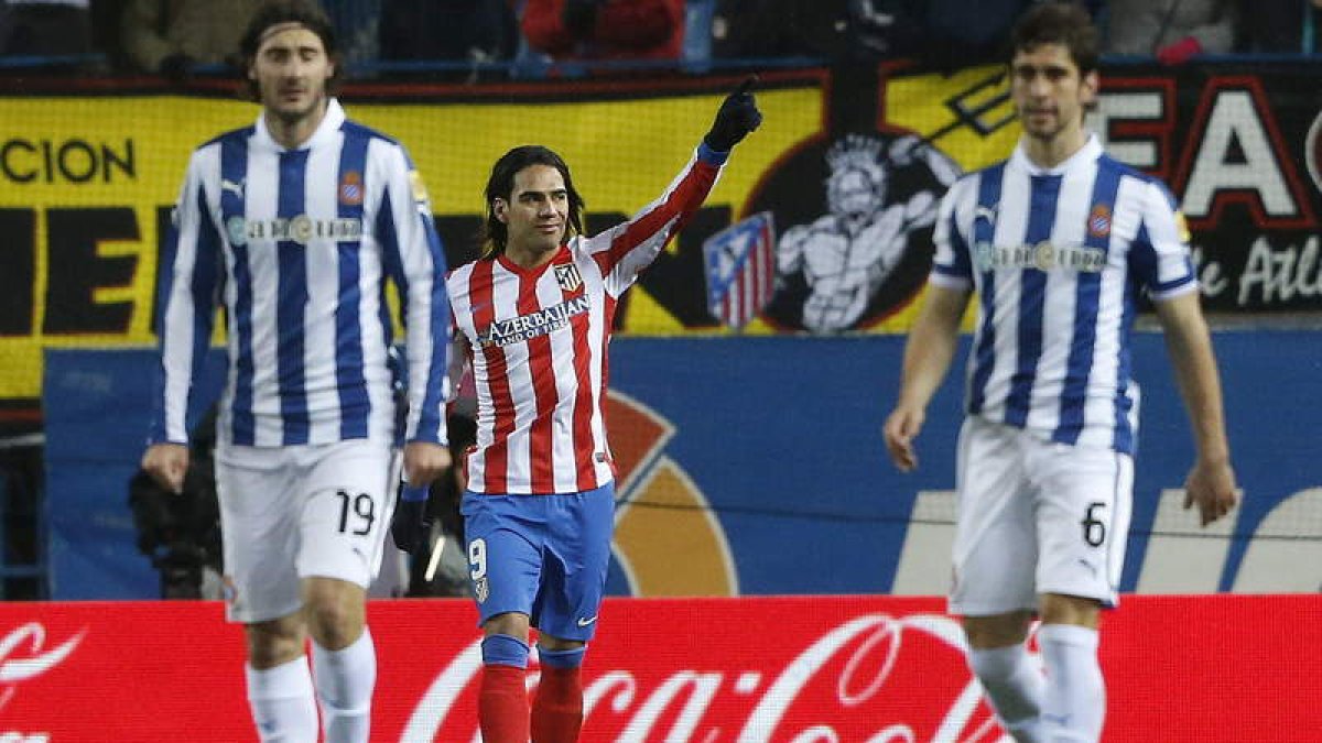 Falcao celebra el gol que le endosó de penalti a un Espanyol sin ideas en ataque.