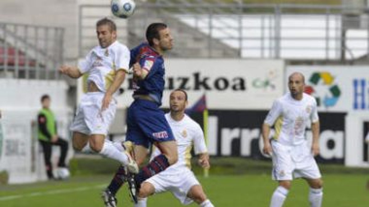 Mateo Roskam, en el centro, trata de zafarse de dos defensas del Eibar en el estadio de Ipurúa. El p