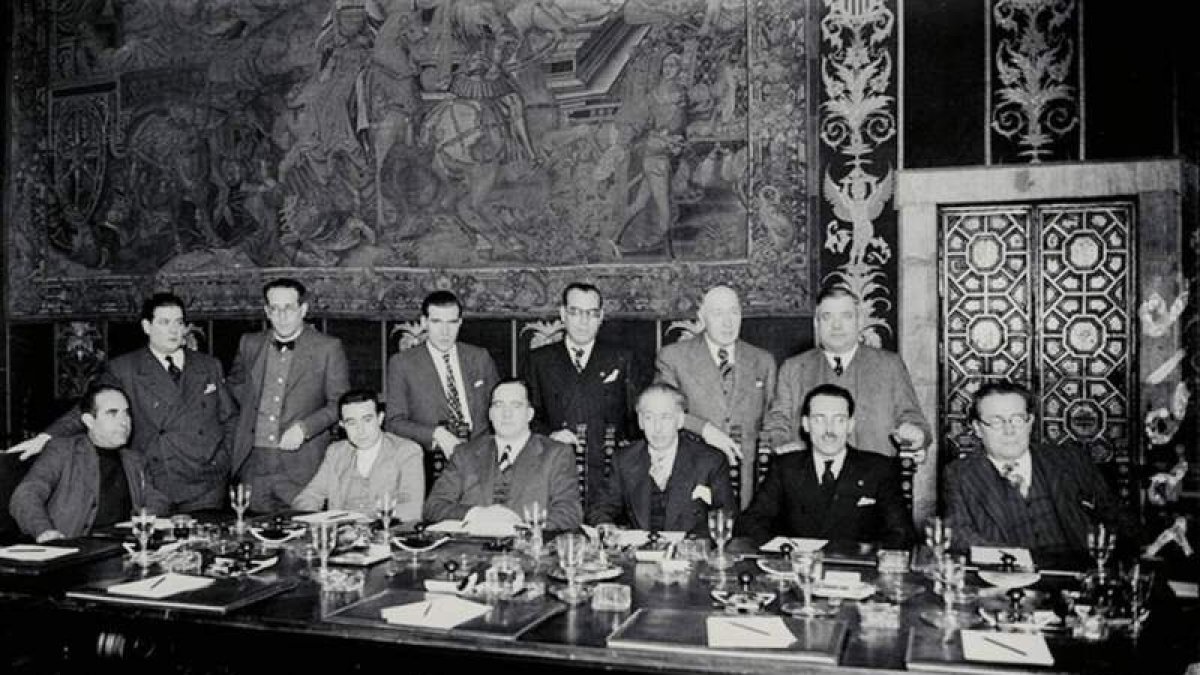 Intervención de Diego Abad de Santillán, como consejero de Economía durante una reunión de representantes de la Generalidad. Arriba, imagen del Gabinete del gobierno de Esquerra Republicana de Cataluña y, a la izquierda, carta que, como consejero realizó a la empresa Codorniú para la exportación de sus cavas.