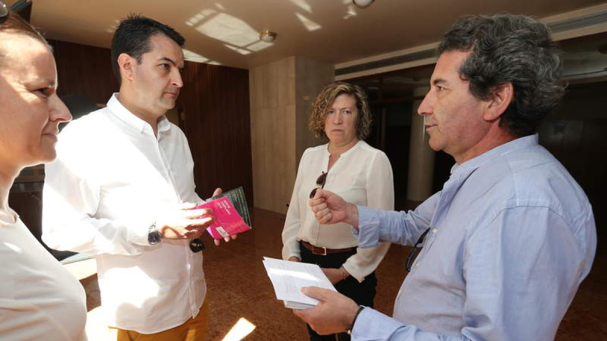 María Antonia Gancedo entre una técnico, Javier García Bueso y Miguel Ángel Varela.