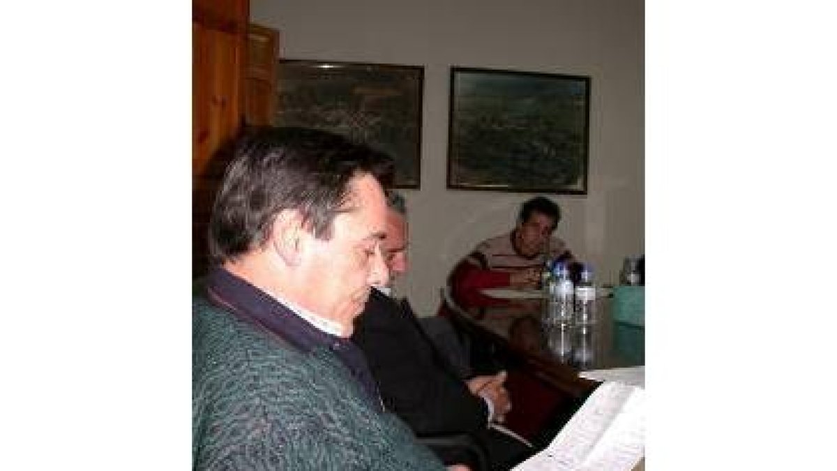 Peique, del PP y Campo, de la UPL, durante el pleno extraordinario