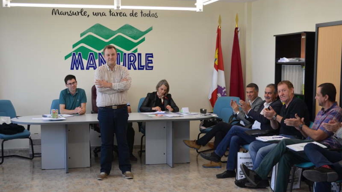 Javier Revilla, ayer tras tomar posesión como nuevo presidente de Mansurle. MEDINA