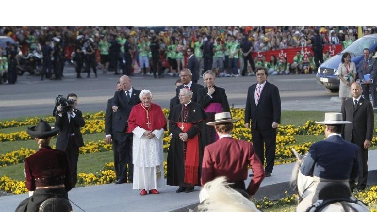 El papa Benedicto XVI observa la exhibición de alta escuela de los caballos españoles con seis caballos andaluces en la Puerta de Alcalá.