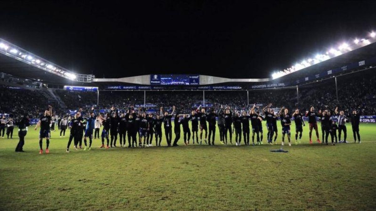 Los jugadores del Alavés celebran la clasificación para la final de Copa.