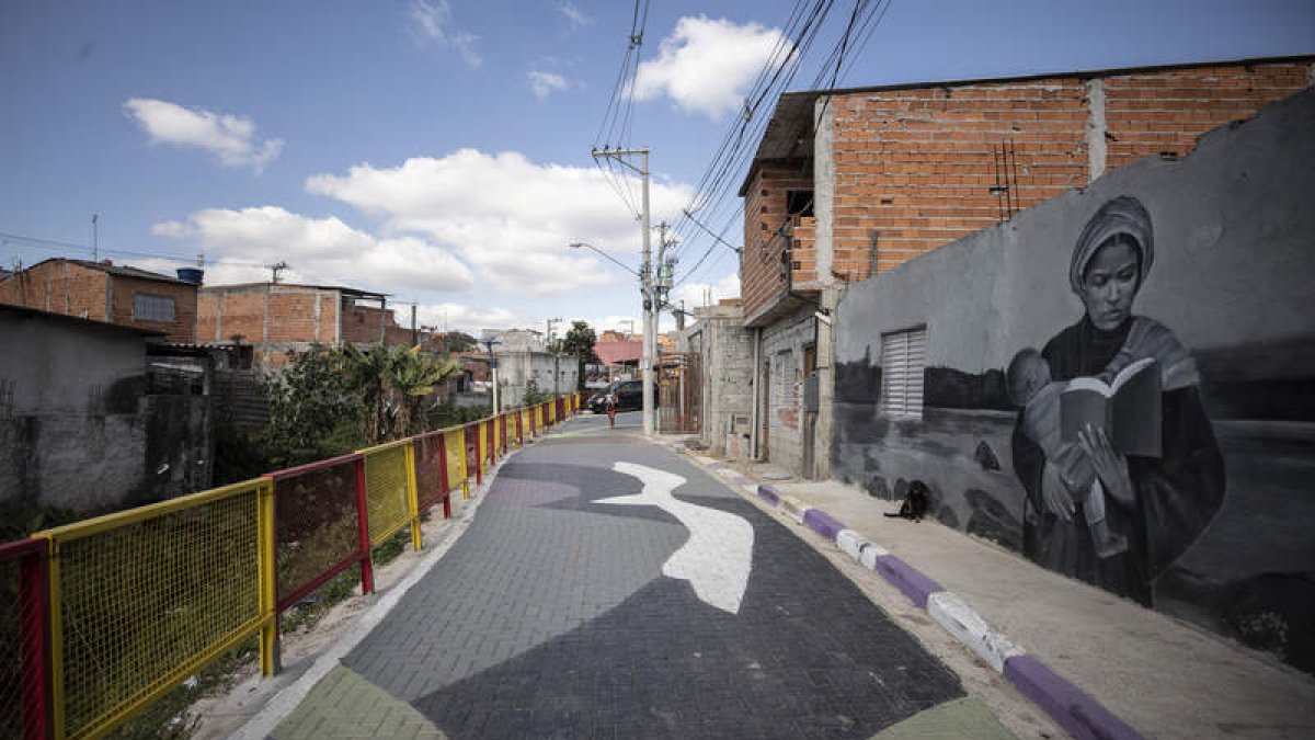 Una de las calles de la Favela de los Sueños tras la transformación que ha tenido. SEBASTIAO MOREIRA