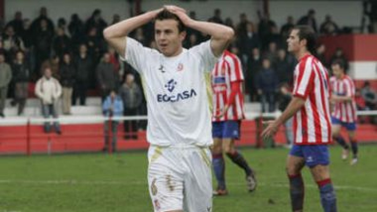 Álvaro Cervera volvió a sentarse en el banquillo de la Cultural junto al resto de su cuerpo técnico
