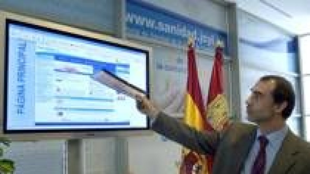 El consejero de Sanidad, César Antón, presentó el nuevo portal de información sanitaria de la Junta