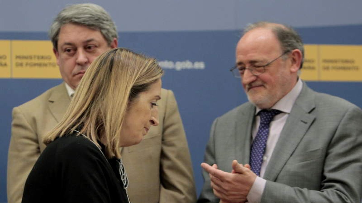 Ana Pastor; el secretario general del sector aéreo de CC.OO., José Antonio Herráez Jiménez, y Gregorio Tudela, tras firmarse el acuerdo.
