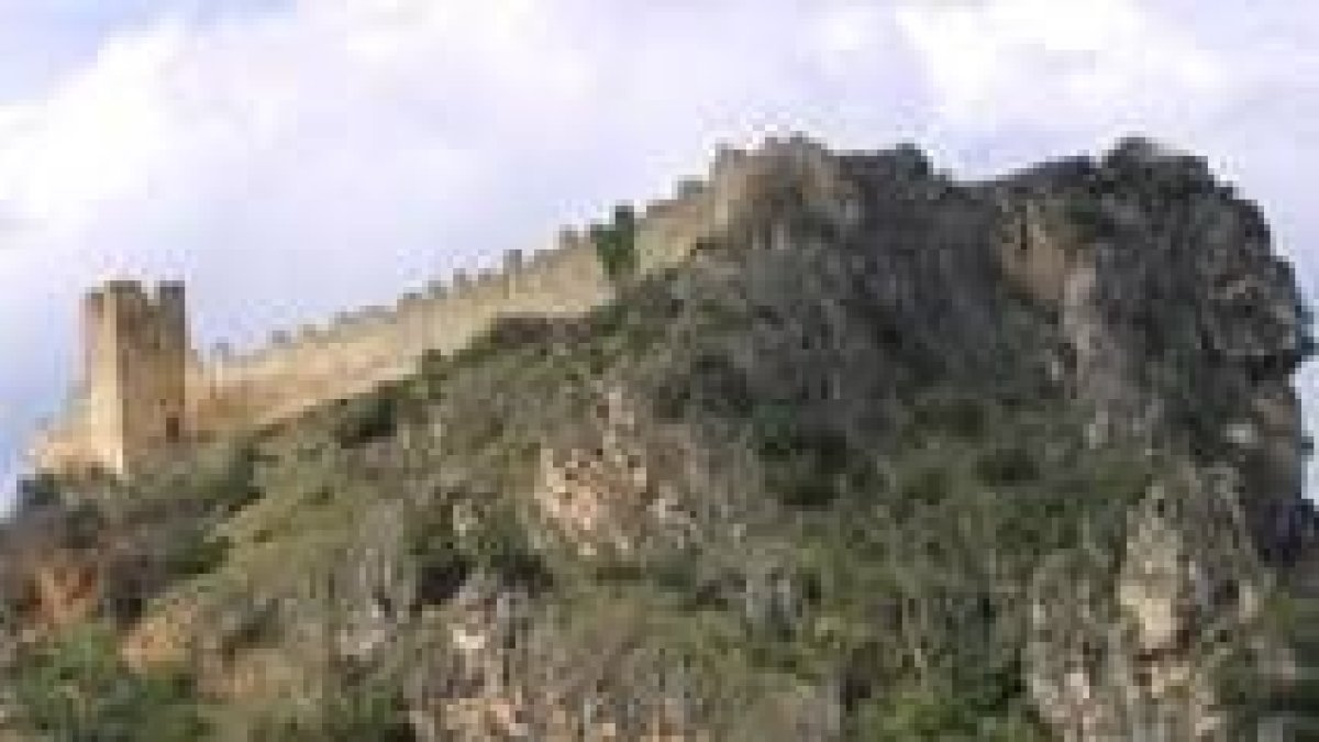 El castillo de Cornatel será visible por las noches cuando concluya la instalación de los focos