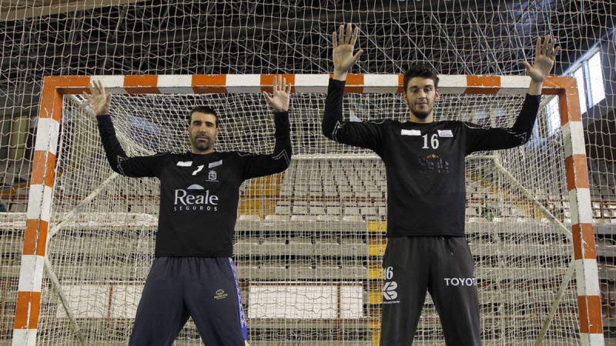 Rogelio Llamazares y Matej Asanin, los dos guardianes de la portería del Ademar.