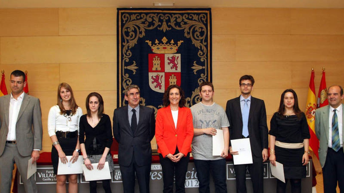 Imagen de familia de la presidenta de las Cortes con los becados y el director de la Fundación Villalar.