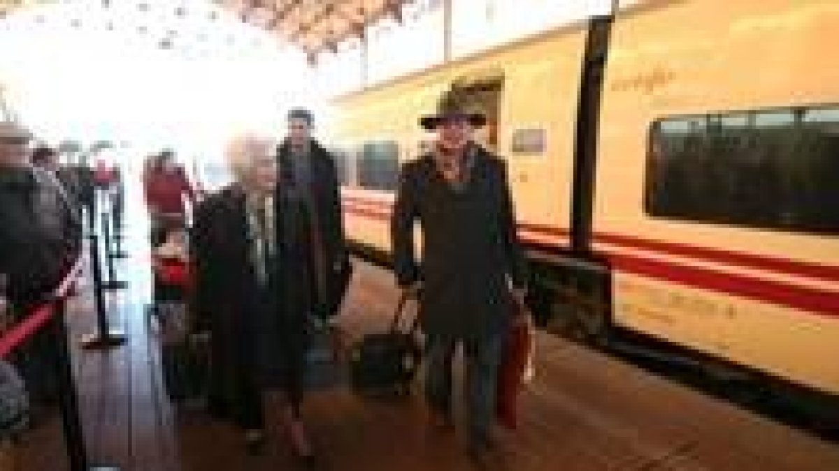 Algunos de los primeros pasajeros que han utilizado el servicio