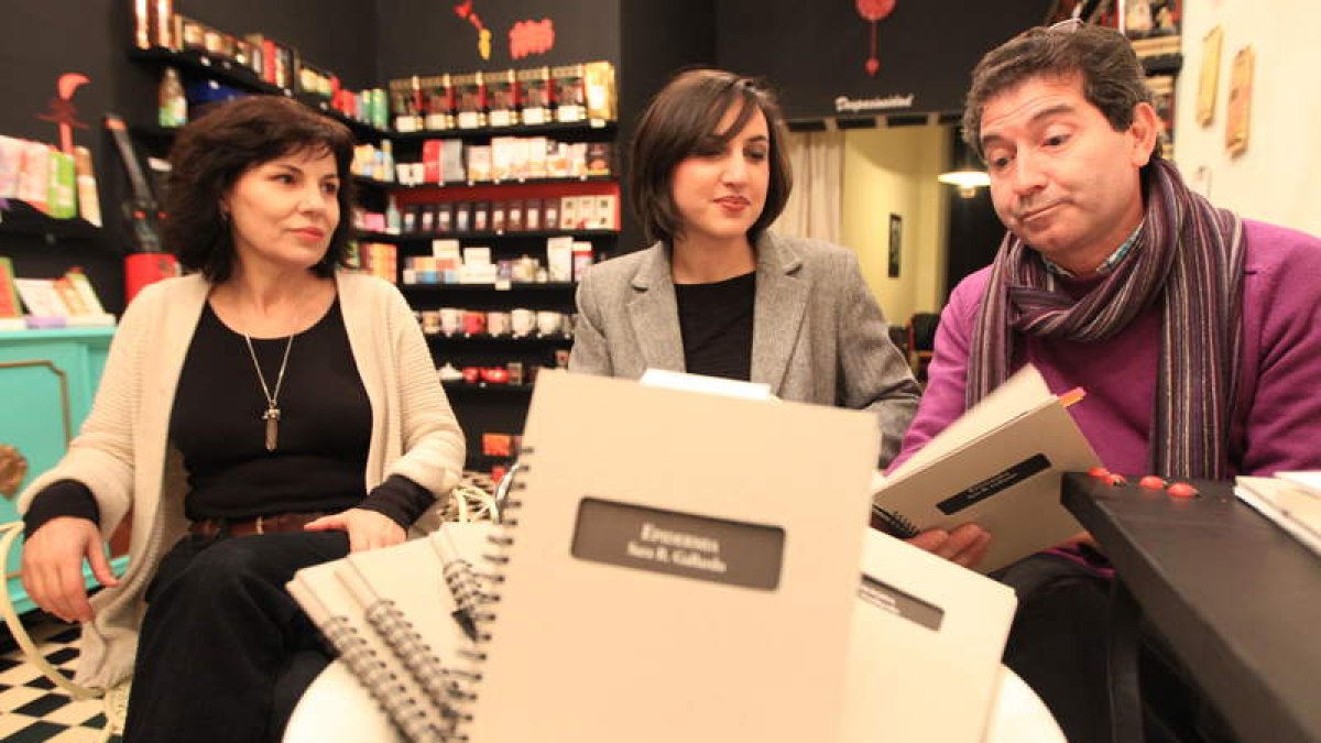 Ester Folgueral, Sara R. Gallardo y Miguel Ángel Varela, ayer en la tetería Kokoro.