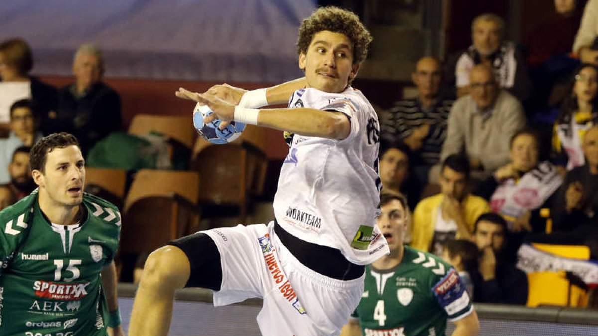 El central Acacio Pérez, durante el partido de Liga de Campeones ante el Wacker Thun. MARCIANO PÉREZ