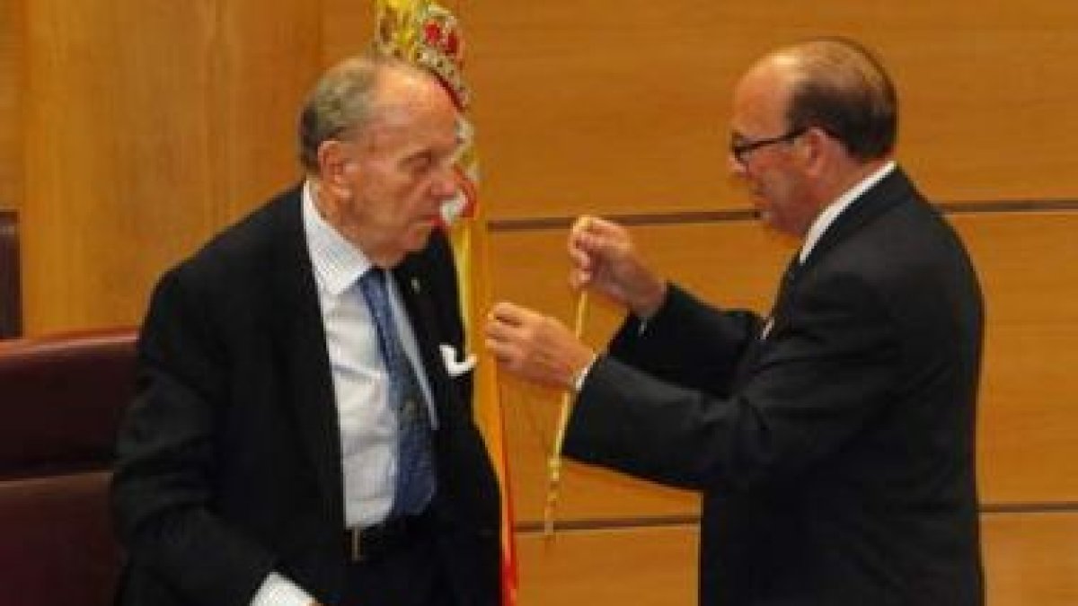 Manuel Fraga Iribarne recibió ayer la medalla de manos del alcalde de Benuza, Rafael Blanco.