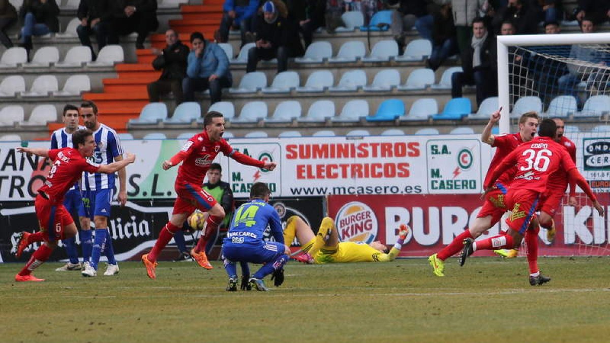Berrocal se lleva de cabeza el balón ante un contrario.