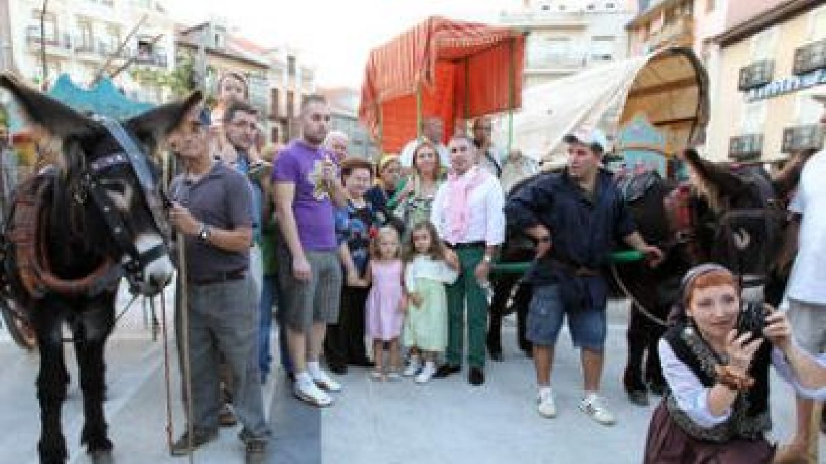 Arrieros, burros, carretas y curiosos, en la plaza Mayor, donde se celebró un filandón.