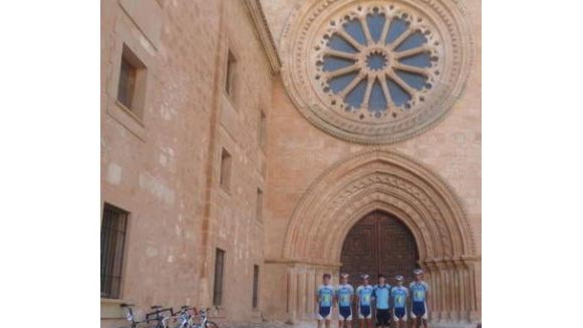 Corredores del Feve Ciclista Bembibre en la Vuelta a Soria.