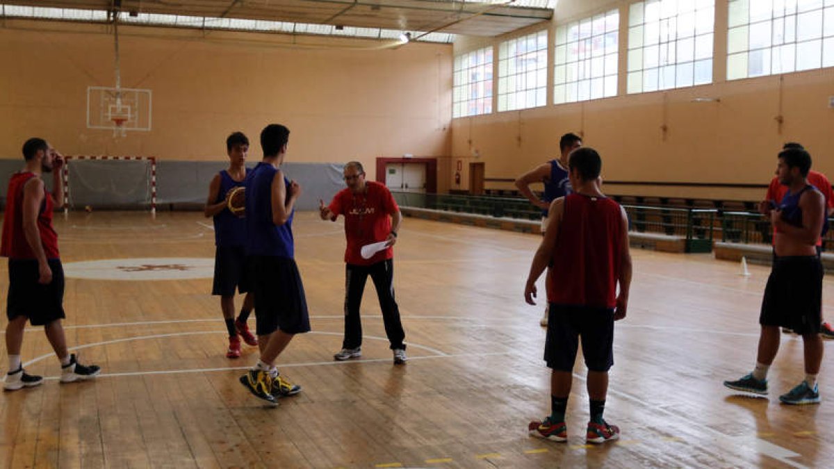 Ugidos dirige a los jugadores en el primer entrenamiento del Fundación Baloncesto León.
