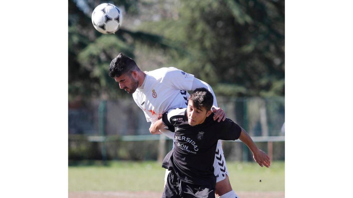 El Ejido fue más certero que la Cultural B en el derbi. JESÚS