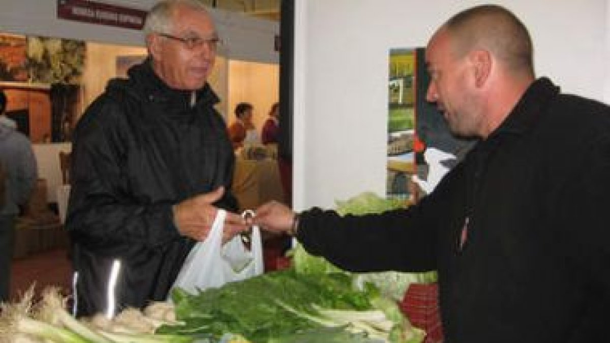El puerro, el producto estrella de la feria de San Simón de Sahagún, se dejó ver más este año que en