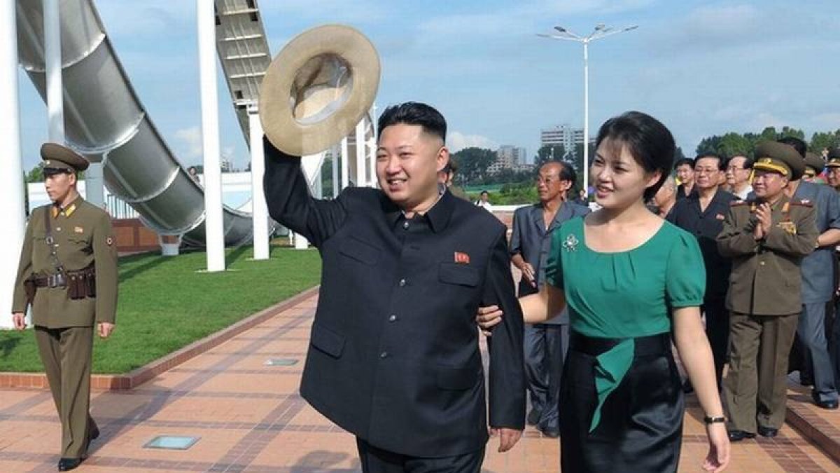 Kim Jong-un y su esposa, Ri Sol-ju, durante una ceremonia en Pionyang, en julio del 2012.