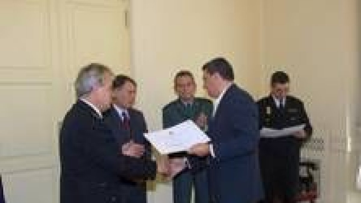 Uno de los condecorados en el momento de recibir su reconocimiento