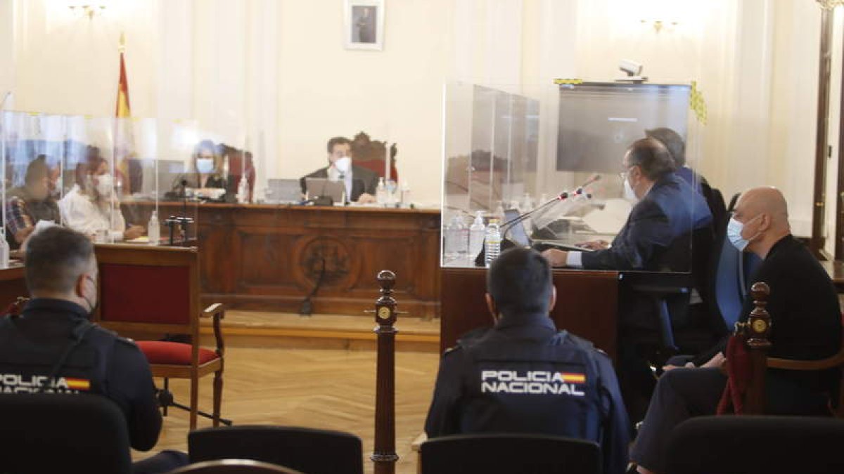 Un momento de la primera jornada del juicio que se celebra en la Audiencia Provincial. RAMIRO