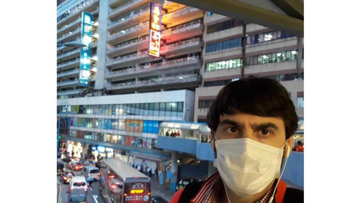 Vista de Hong Kong, una ciudad elevada al cielo en onde el espacio es tan reducido que sus rascacielos más que torres son pináculos. Viven 7,5 millones de habitantes prácticamente apiñados pero la pandemia de Covid-19 no ha bloqueado su economía. Las mascarillas son obligatorias para salir de casa y la higiene, extrema. Hay dispensadores de hidrogel repartidos por toda la ciudad y las medidas higiénicas son extremas pero ni se ha cerrado el metro ni los restaurates aunque las restricciones si han llegado a cines y lugares de esparcimiento comunes. Están prohibidas las reuniones de trabajo pero no ir a trabajar. El país sigue en marcha.