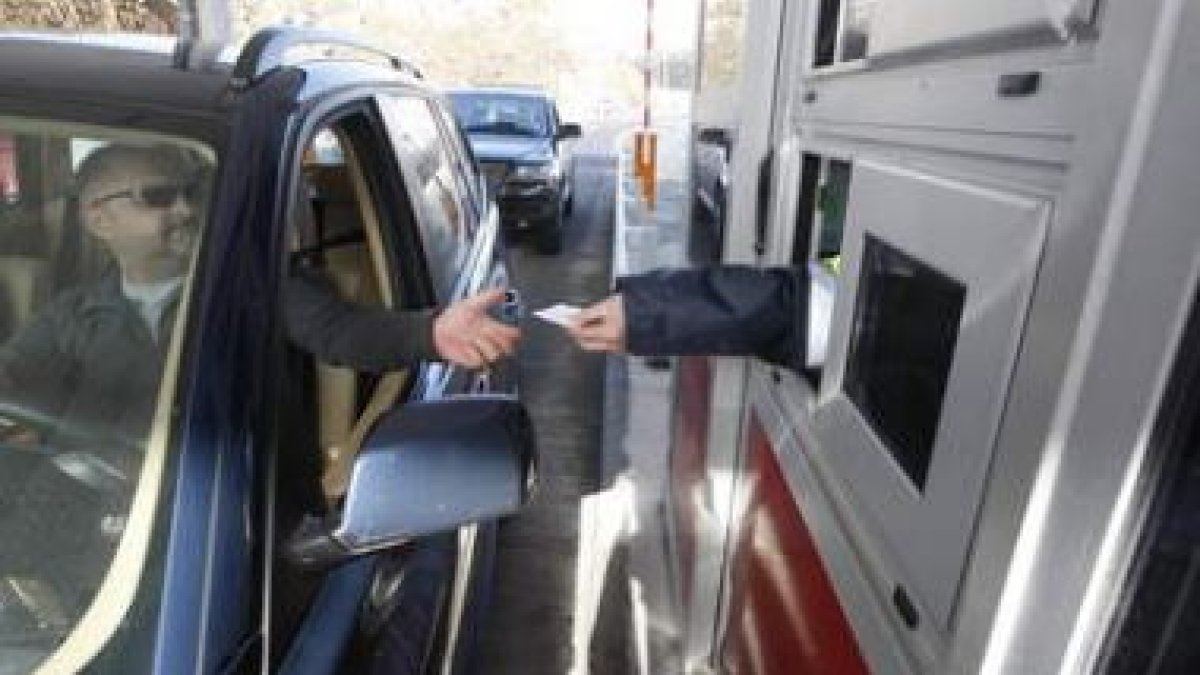 Las tarifas del peaje de la autovía León-Campomanes no subirán el próximo año.