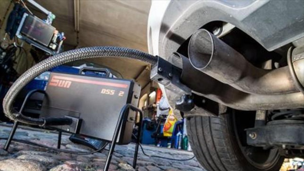 Inspección de un vehículo de Volkswagen,en octubre, en Fráncfort.