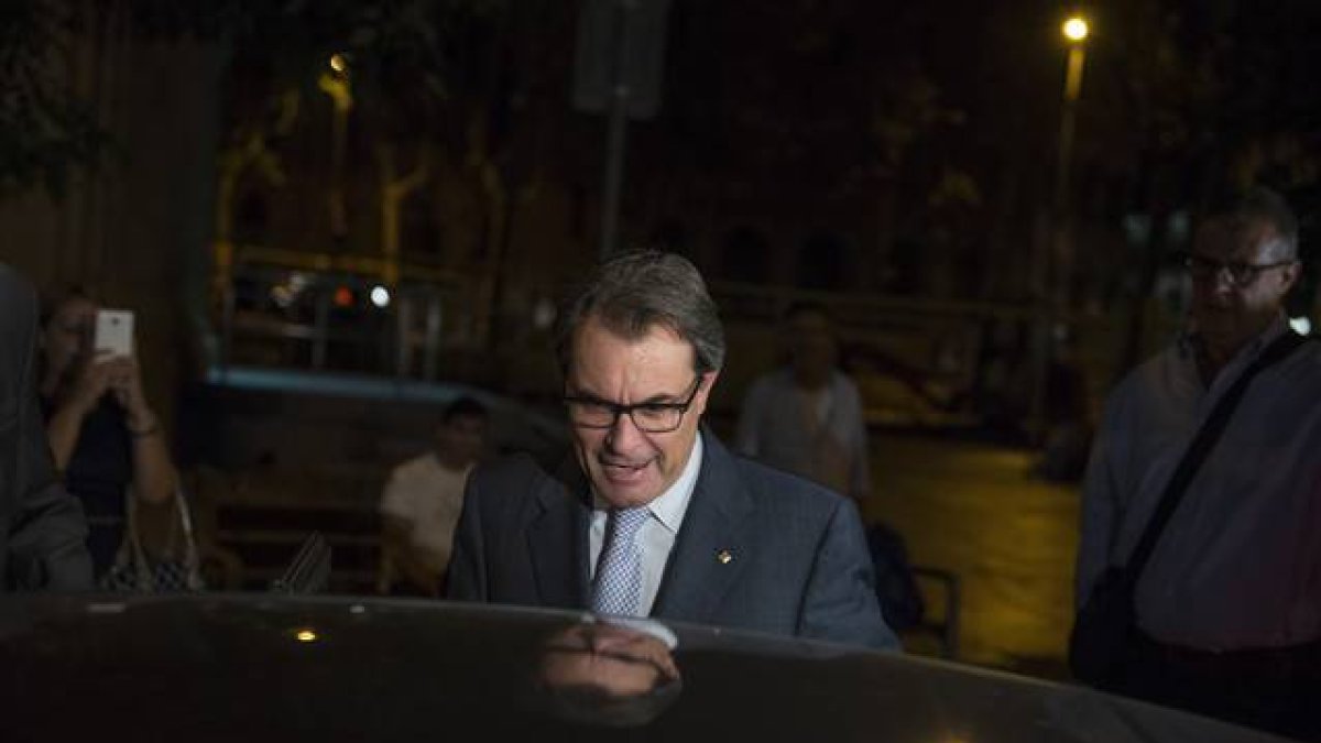 Mas, a la salida, ayer, de la reunión del Palau Robert.