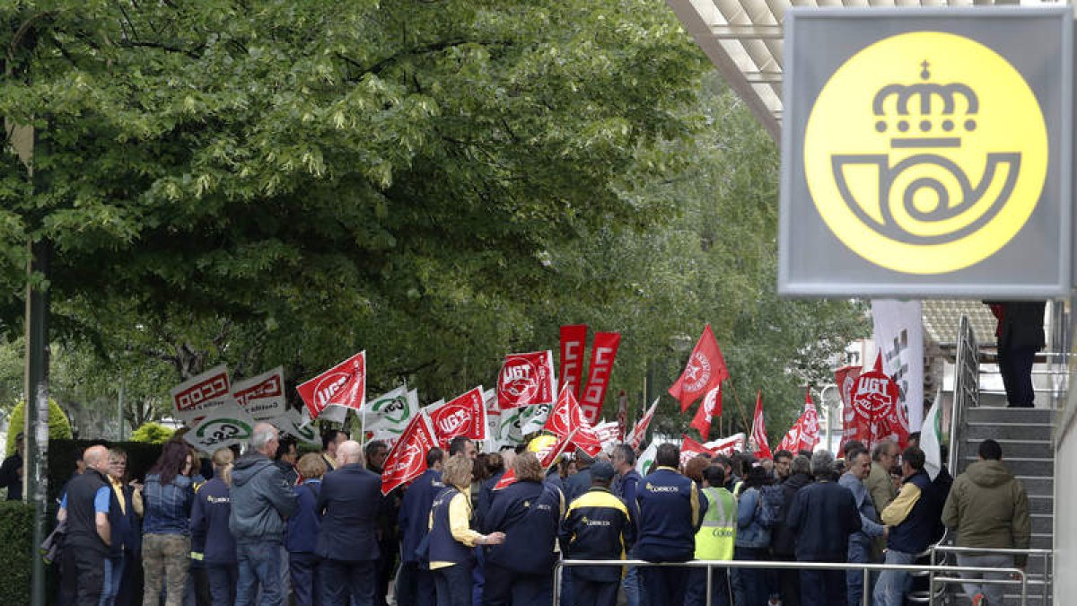 Los trabajadores de Correos realizaron ayer paros y se concentraron ante la empresa. RAMIRO