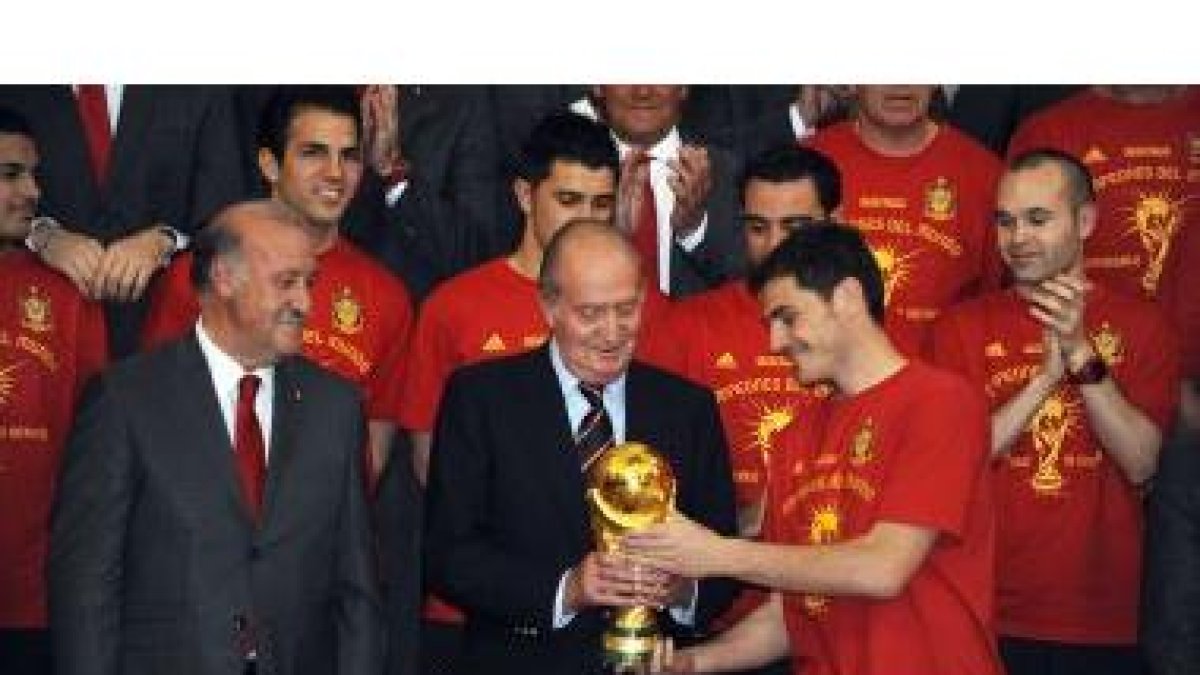 Del Bosque e Iker Casillas comparten el trofeo con el rey.