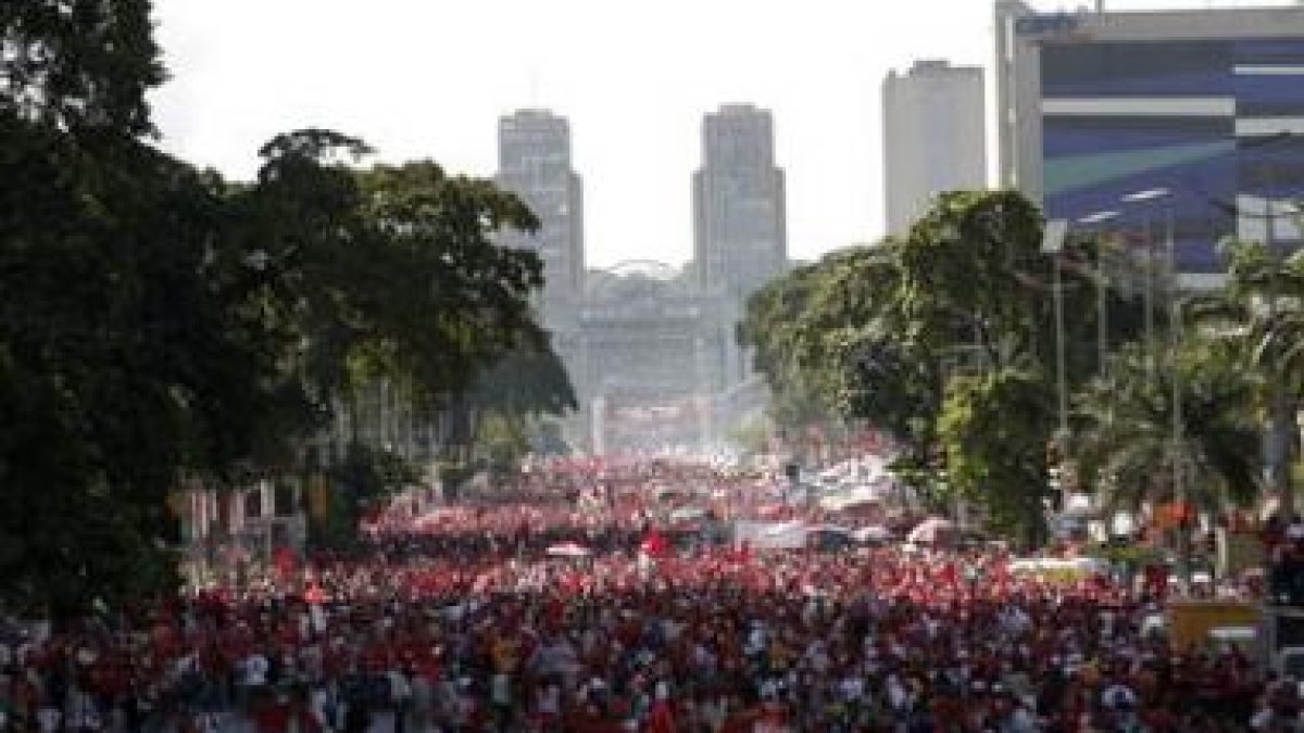 Miles de chavistas marcharon el jueves por las calles de Caracas en defensa del referendo de Hugo Ch