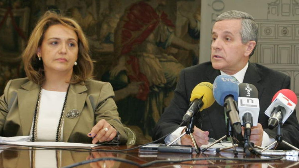 La concejala de Personal, Nuria Lesmes, junto al alcalde de León, Emilio Gutiérrez.